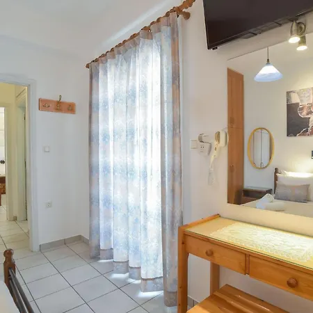 Lejlighed Three Bedroom 7-9 Adults First Floor Páros