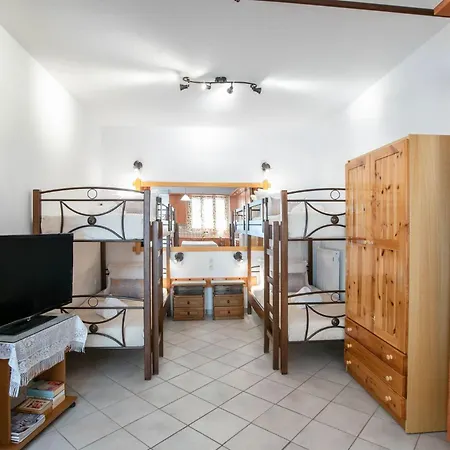 Lejlighed Three Bedroom 7-9 Adults First Floor Páros