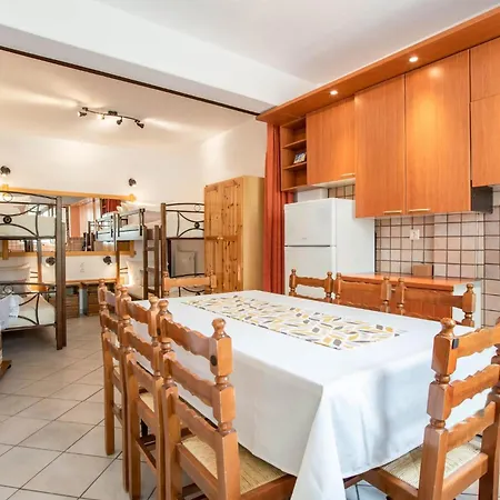 Lejlighed Three Bedroom 7-9 Adults First Floor *