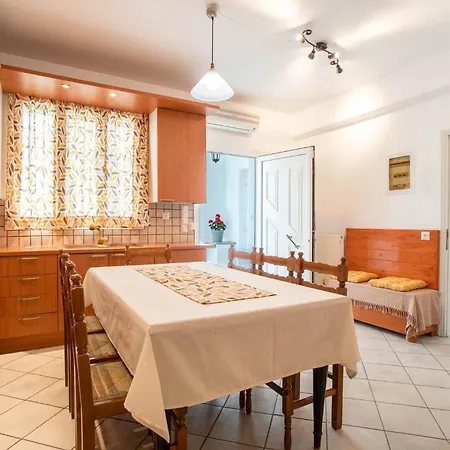 Three Bedroom 7-9 Adults First Floor Appartement Páros