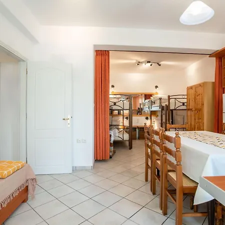 Appartement Three Bedroom 7-9 Adults First Floor Páros