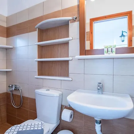 Appartement Three Bedroom 7-9 Adults First Floor Páros