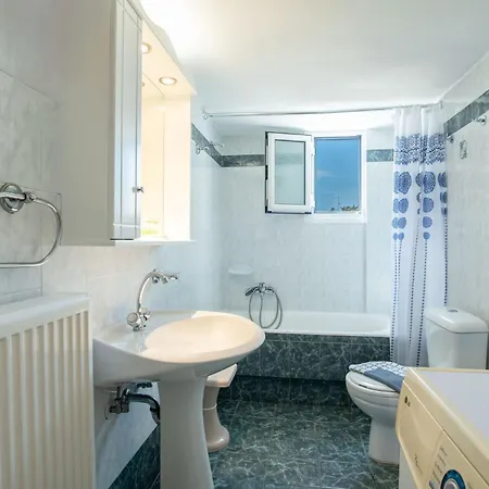 Three Bedroom 7-9 Adults First Floor Парос
